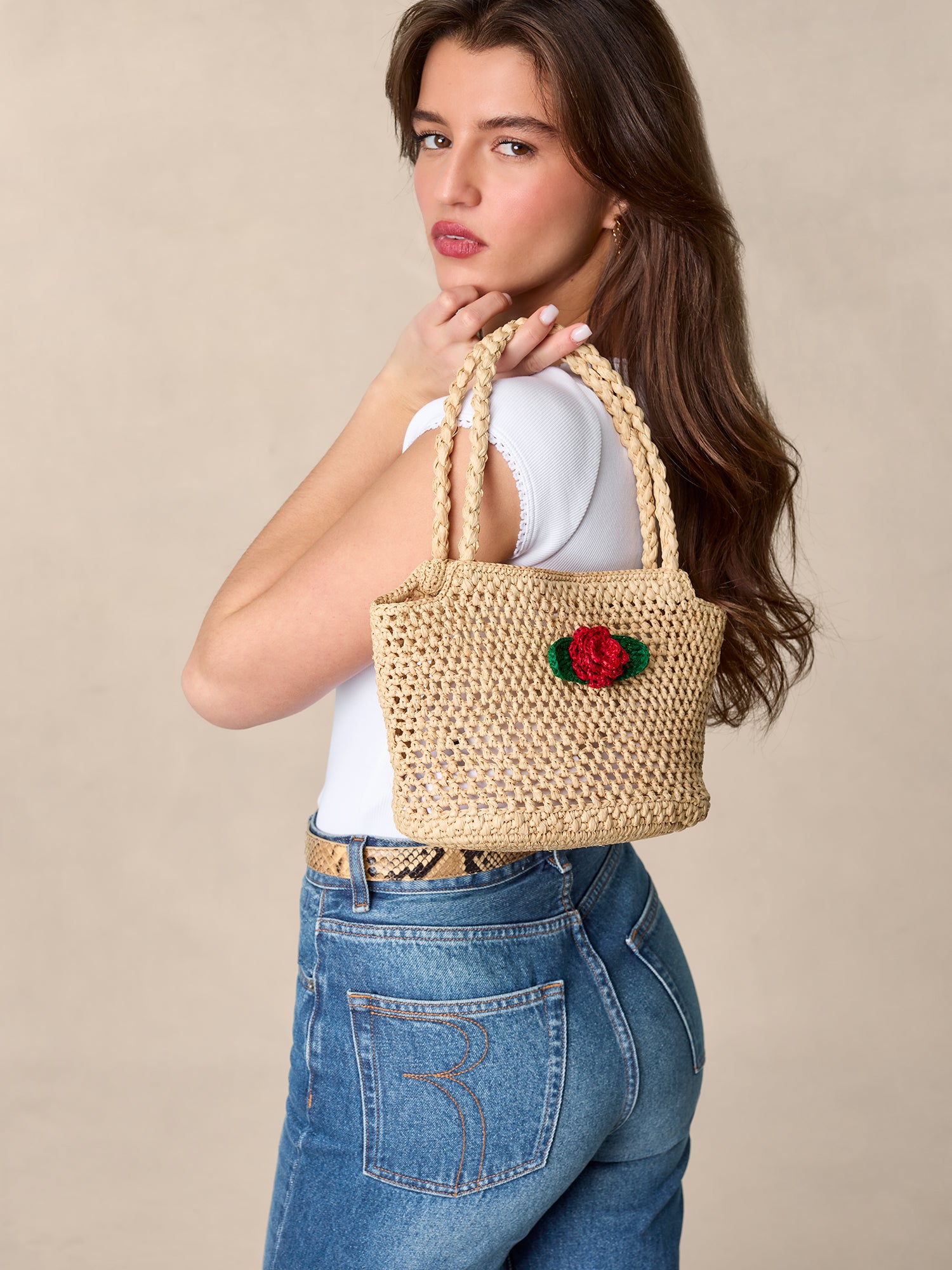 Small basket bag in natural raffia and colorful flower Rouje